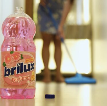 Busca um desinfetante cheiroso? Conheça as opções da Brilux!